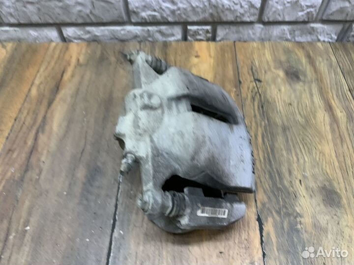 Skoda Kodiaq Суппорт тормозной передний RH