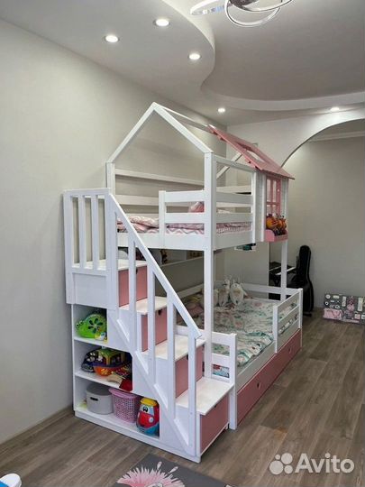 Кровать-домик с лестницей