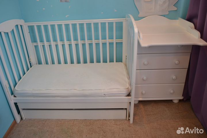 Детская кроватка и пеленальный комод
