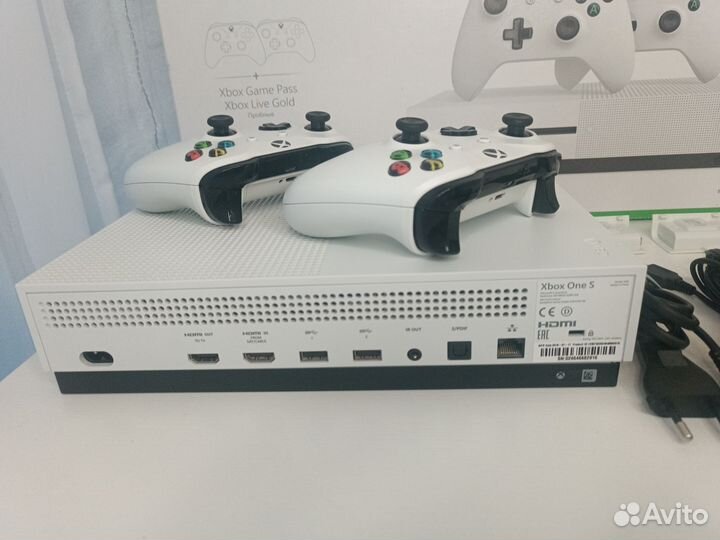 Xbox one s 1tb с двумя геймпадами