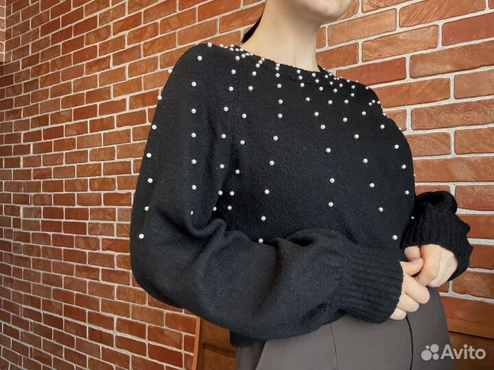 Женский свитер с бусинами