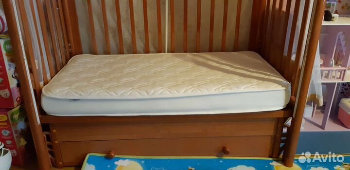 Детская кроватка с маятник и матрасом