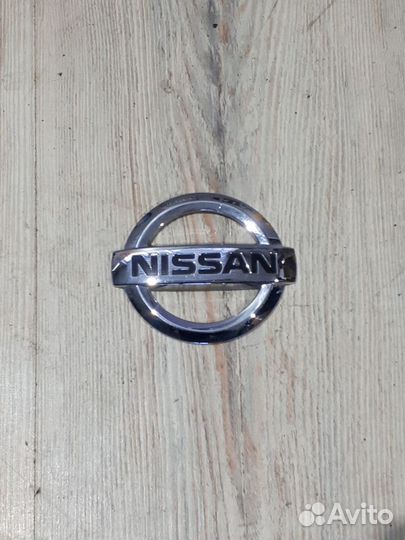 Эмблема задняя значок Nissan tiida