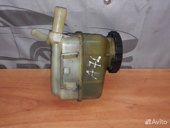 Бачок гура Toyota Avensis 2 T250 2.0