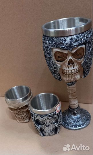 Штоф, стопки, бокал, кружки с черепами