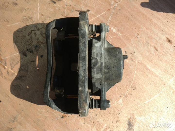 Суппорт передний левый в сборе на NF