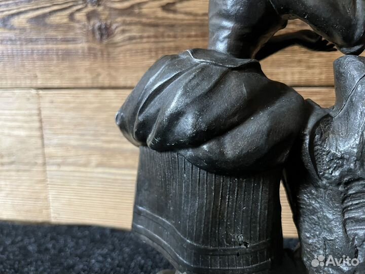 Статуэтка старинная девушка с птицей