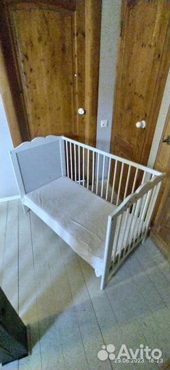 Кроватка Икеа для новорожденных и одежда бонусом