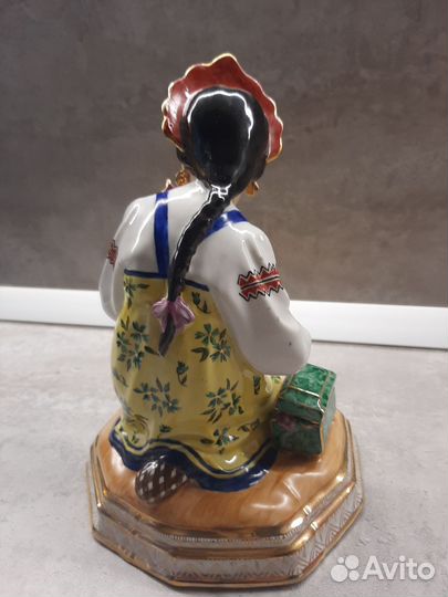 Фарфоровые статуэтка Алёнушка Малахитовая шкатулка