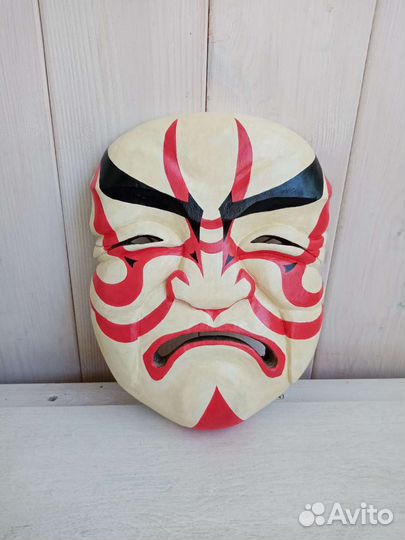 Маска из дерева
