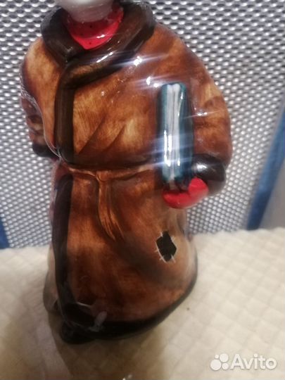 Фарфоровая статуэтка