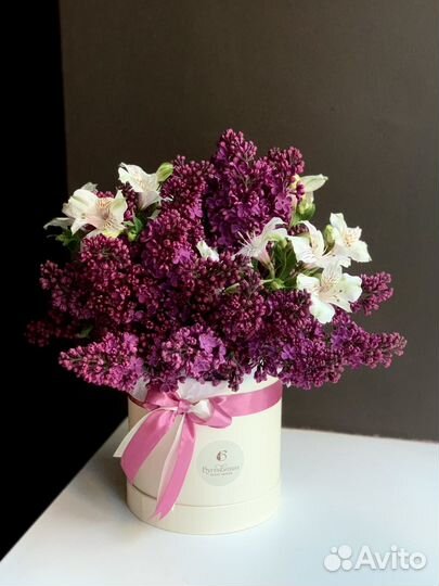 Цветы в шляпной коробке на последний звонок