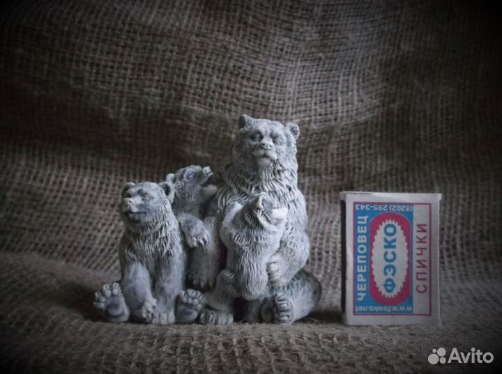 Медведица с медвежатами фигурка из камня