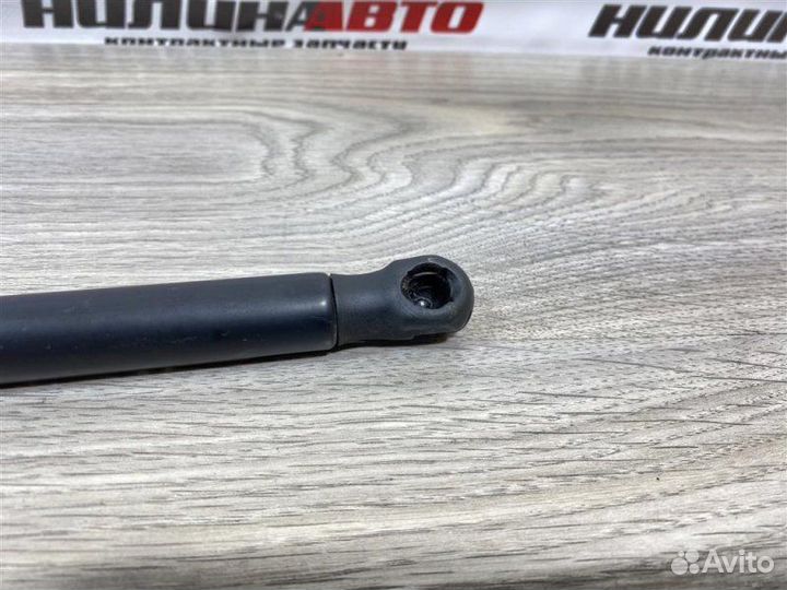 Амортизатор капота Volkswagen Touareg кроссовер