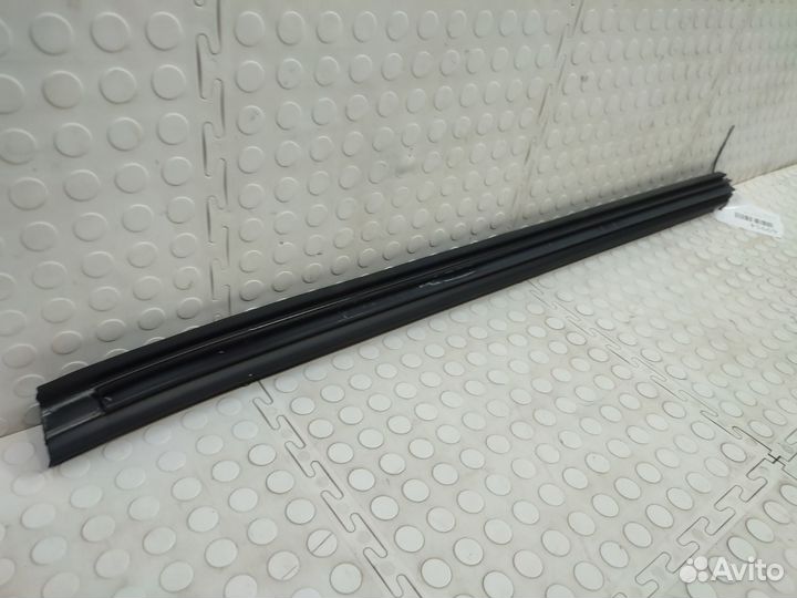 Уплотнитель стекла двери задний правый Lexus Rx 4