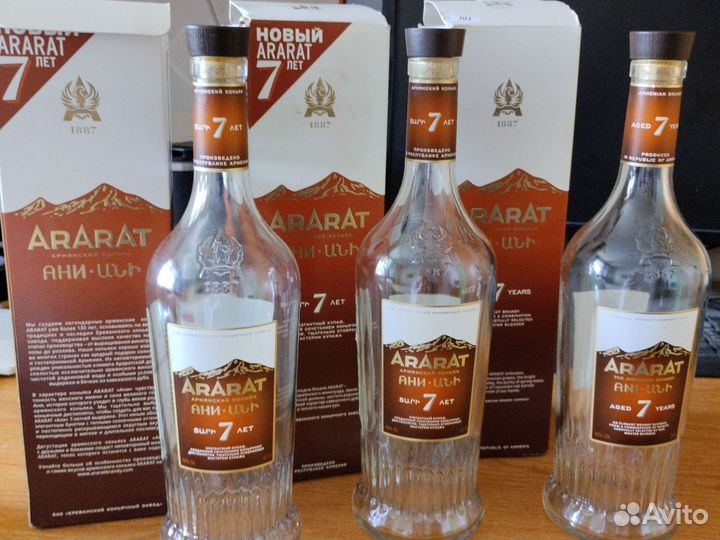 Пустые коробки из под коньяка