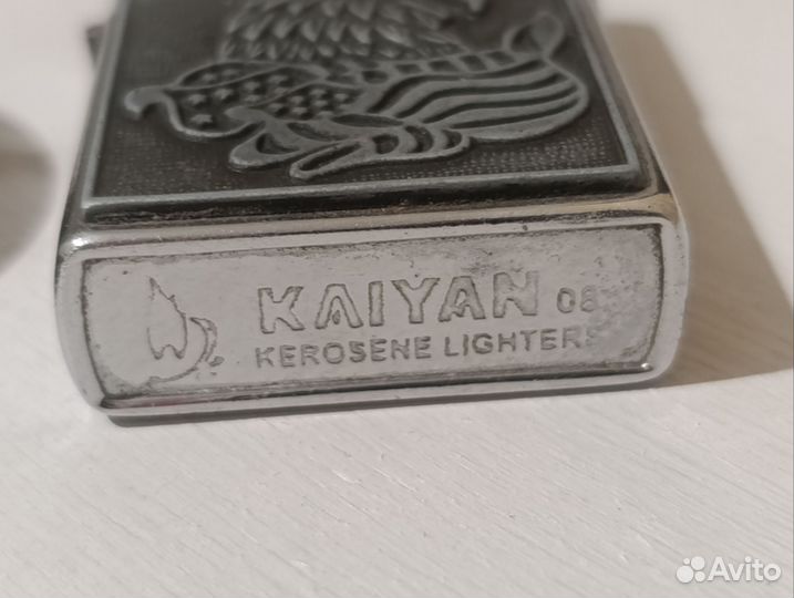 Зажигалка бензиновая и компас