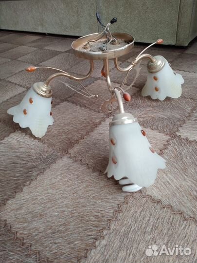 Люстра и плафон