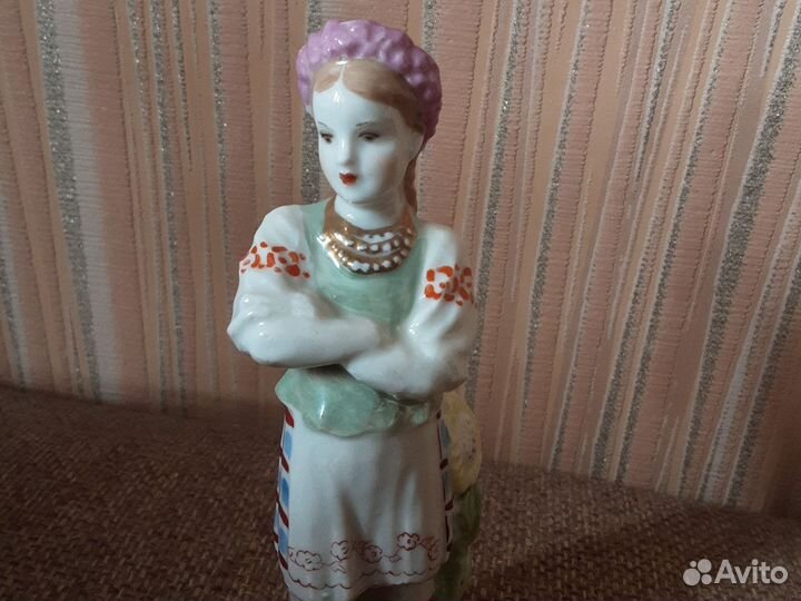 Статуэтка фарфор Украиночка