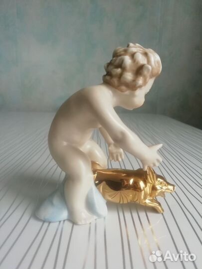 Статуэтка фарфор Путти с поросенком Германия