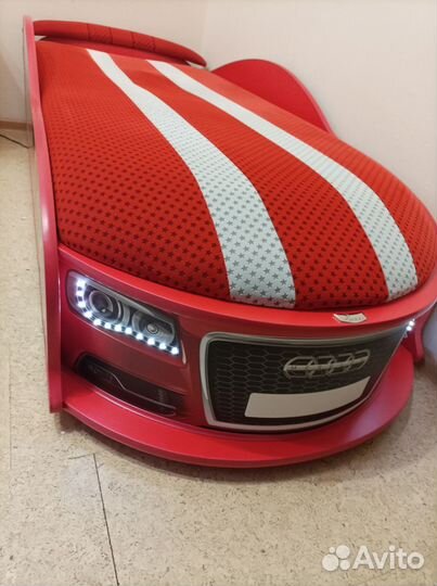 Детская кровать-машинка