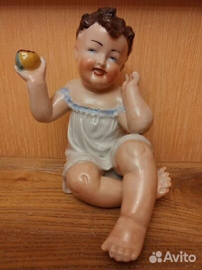 Фарфоровая статуэтка СССР пупс с яблоком