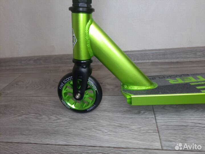 Трюковый самокат зеленого цвета