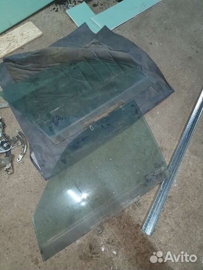 Стекло боковое переднее на фольксваген б3