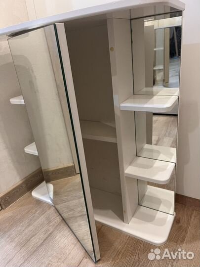 Шкафчик с зеркалом в ванную