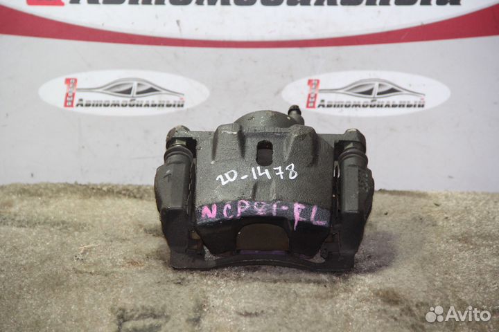 Суппорт перед лево c Toyota Sienta NCP81G 1NZ-FE