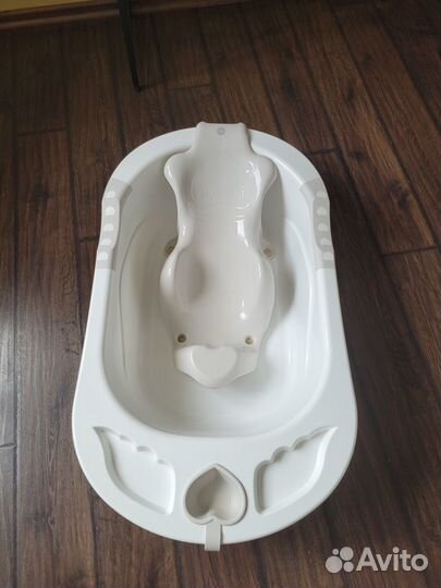 Ванночка детская с анатомической горкой Happy Baby
