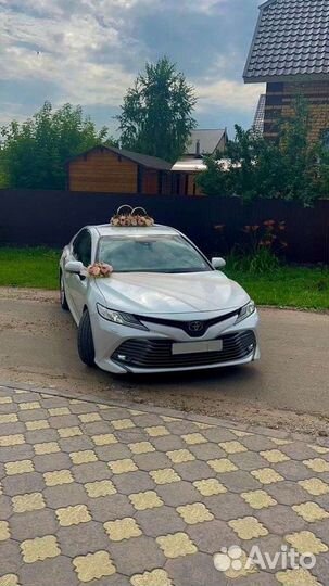 Персиково-пудровые свадебные украшения на машину