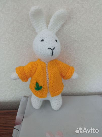 Вязаный заяц