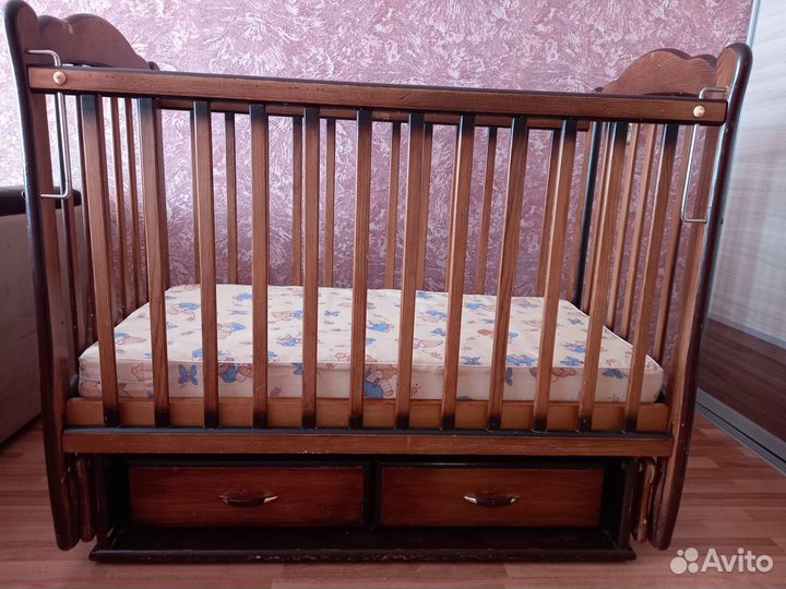 Детская кроватка с маятником и ящиком