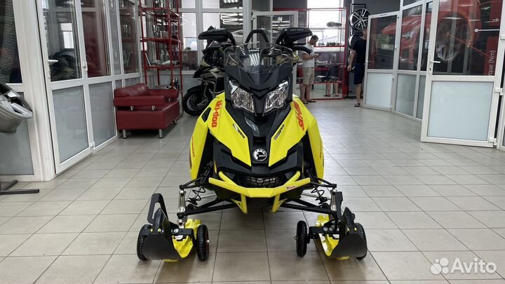 SKI-DOO sammit X 163 800 R E-TEC