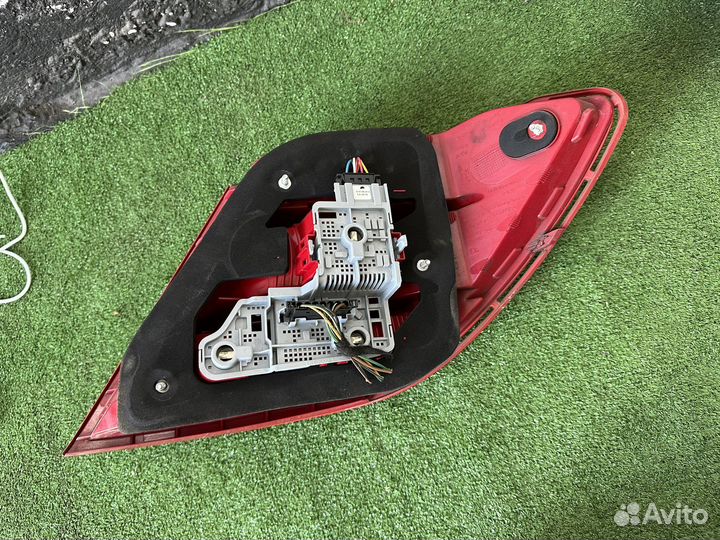 Фонарь задний Мерседес W 204 Оригинал с дефектом