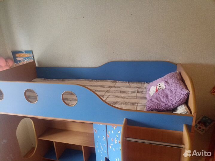 Детская кровать чердак со столом и шкафом