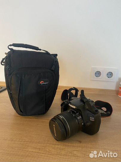 Зеркальный фотоаппарат Canon 1100 D
