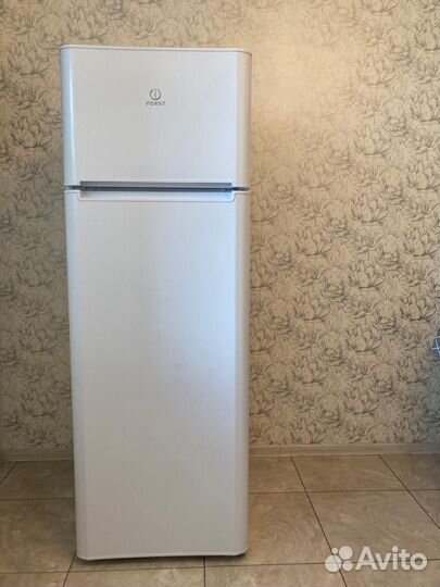 Холодильник бу indesit