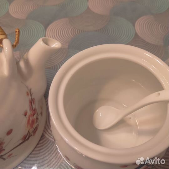 Заварочный чайник и сахарница с ложкой