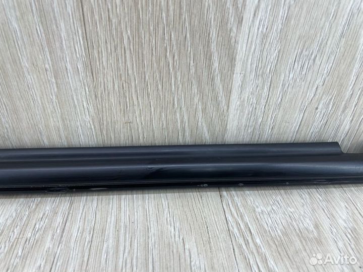 Молдинг стекла двери задний левый Toyota Corolla