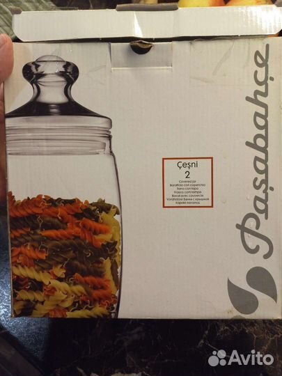 Новые две банки с крышкой