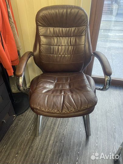 Кожанное кресло