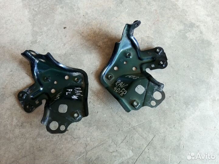 Кронштейн крыла передний правый / левый RAV4 40