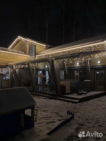 Новогоднее украшение дома гирляндой бахрома