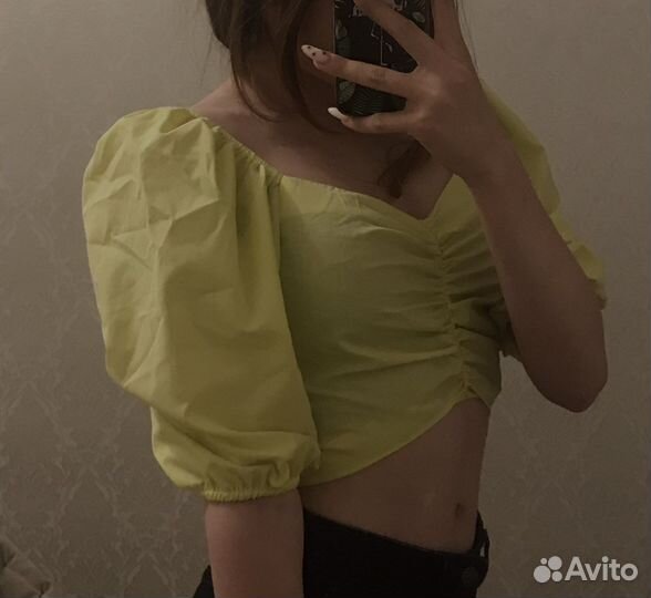 Топ с объемными рукавами