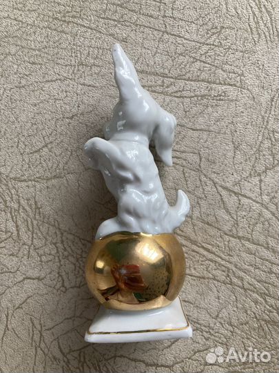 Фарфоровая статуэтка Цирковая собачка на шаре