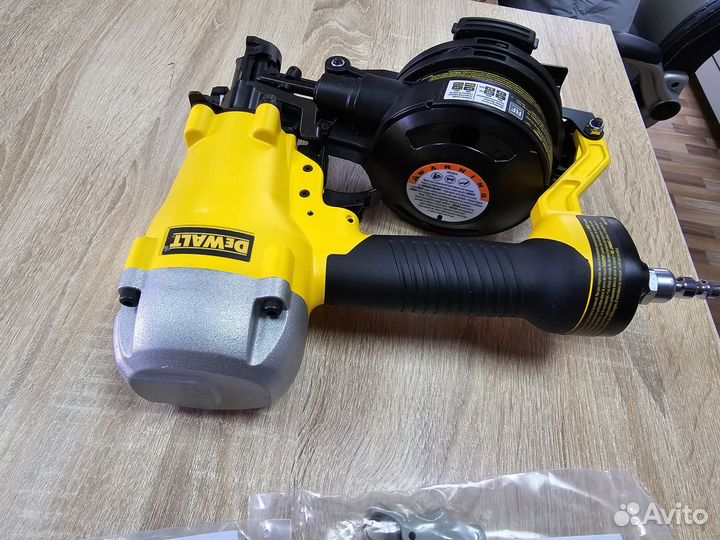 DW46RN Пневматический кровельный нейлер Dewalt