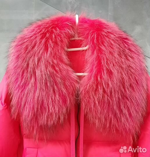 Женский пуховик натуральный мех цвет фуксия