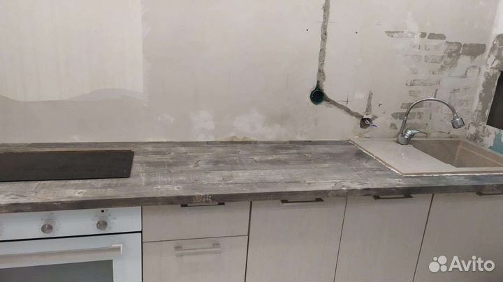 Столешница для кухни с мойкой и смесителем
